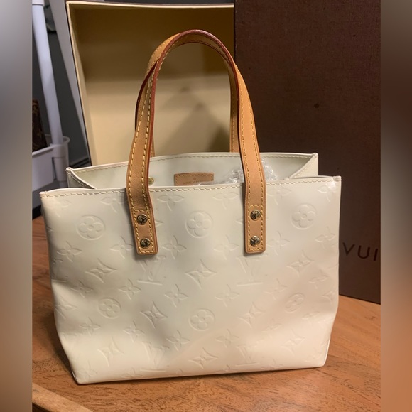 ❌Sold❌ Authentic Louis Vuitton Reade PM in white vernis leather - Picture 2 of 13